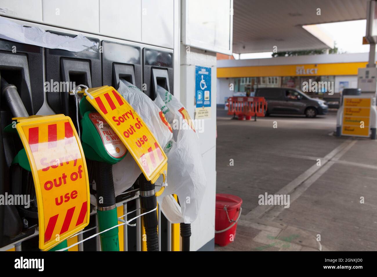 Londra, Regno Unito. 26 settembre 2021. A Balham Hill, nel sud di Londra, una Shell Garage è completamente fuori da tutti i tipi di carburante. Le pompe sono etichettate come fuori uso e i coni stradali hanno i segni scritti a mano che dicono 'No Fuel Spiacenti'. Se da un lato non c’è una carenza assoluta di carburante nel paese, dall’altro la mancanza di conducenti di consegne significa che alcune catene sono scarsi e il conseguente panico nell’acquisto ha aggravato la situazione. Credit: Anna Watson/Alamy Live News Foto Stock