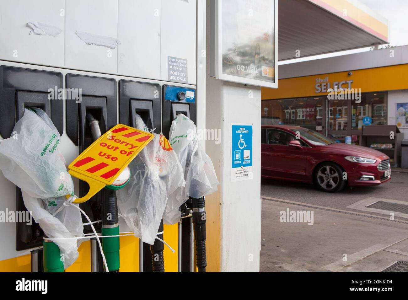 Londra, Regno Unito. 26 settembre 2021. A Balham Hill, nel sud di Londra, una Shell Garage è completamente fuori da tutti i tipi di carburante. Le pompe sono etichettate come fuori uso e i coni stradali hanno i segni scritti a mano che dicono 'No Fuel Spiacenti'. Se da un lato non c’è una carenza assoluta di carburante nel paese, dall’altro la mancanza di conducenti di consegne significa che alcune catene sono scarsi e il conseguente panico nell’acquisto ha aggravato la situazione. Credit: Anna Watson/Alamy Live News Foto Stock