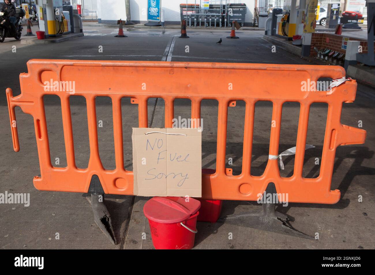 Londra, Regno Unito. 26 settembre 2021. A Balham Hill, nel sud di Londra, una Shell Garage è completamente fuori da tutti i tipi di carburante. Le pompe sono etichettate come fuori uso e i coni stradali hanno i segni scritti a mano che dicono 'No Fuel Spiacenti'. Se da un lato non c’è una carenza assoluta di carburante nel paese, dall’altro la mancanza di conducenti di consegne significa che alcune catene sono scarsi e il conseguente panico nell’acquisto ha aggravato la situazione. Credit: Anna Watson/Alamy Live News Foto Stock