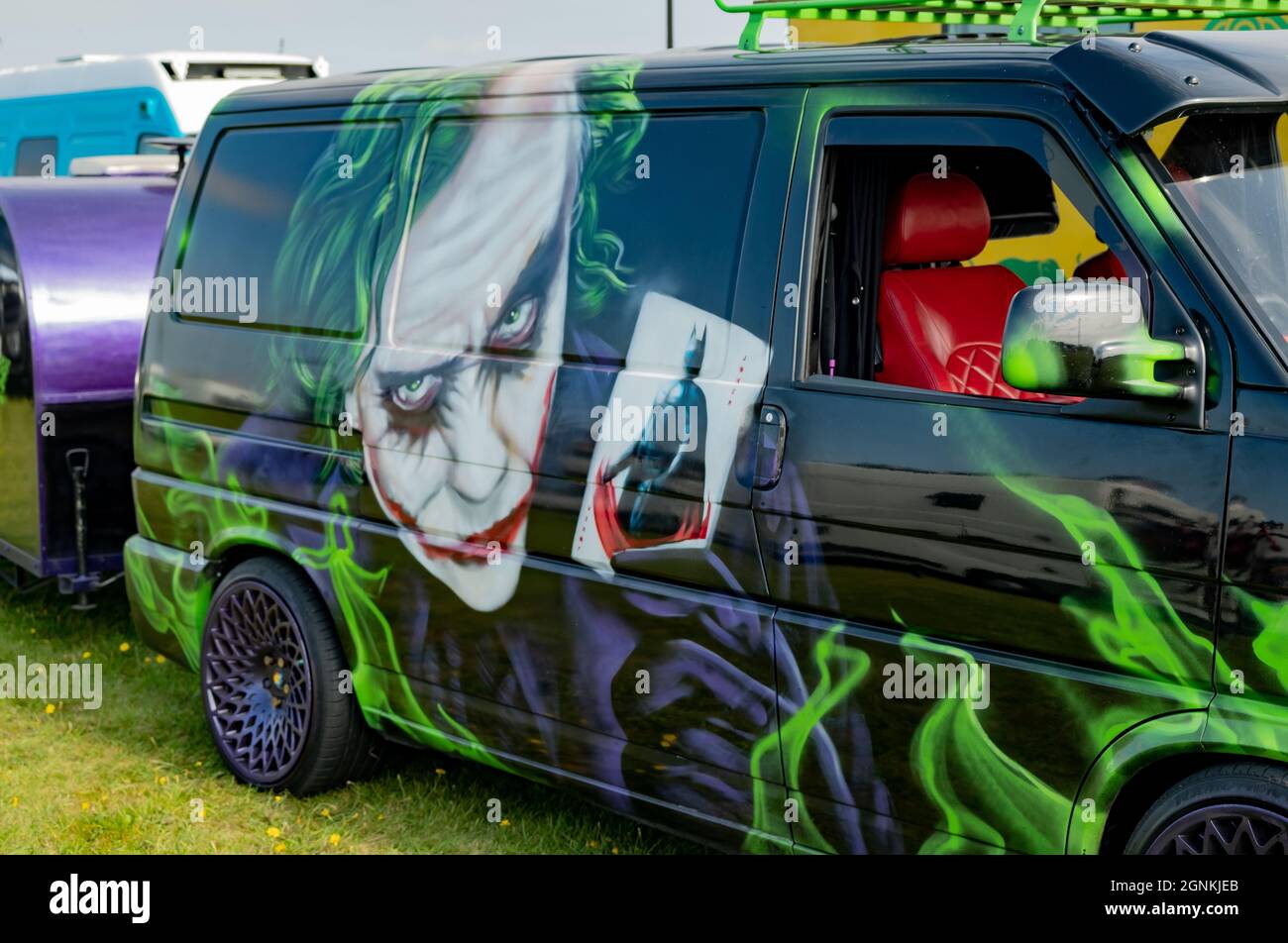 4x4 e camper show 2021 a Stratford, Warwickshire, Regno Unito – Settembre 2021. VW campervan personalizzato aerografato con un Joker e Batman vernice lavoro su disp Foto Stock