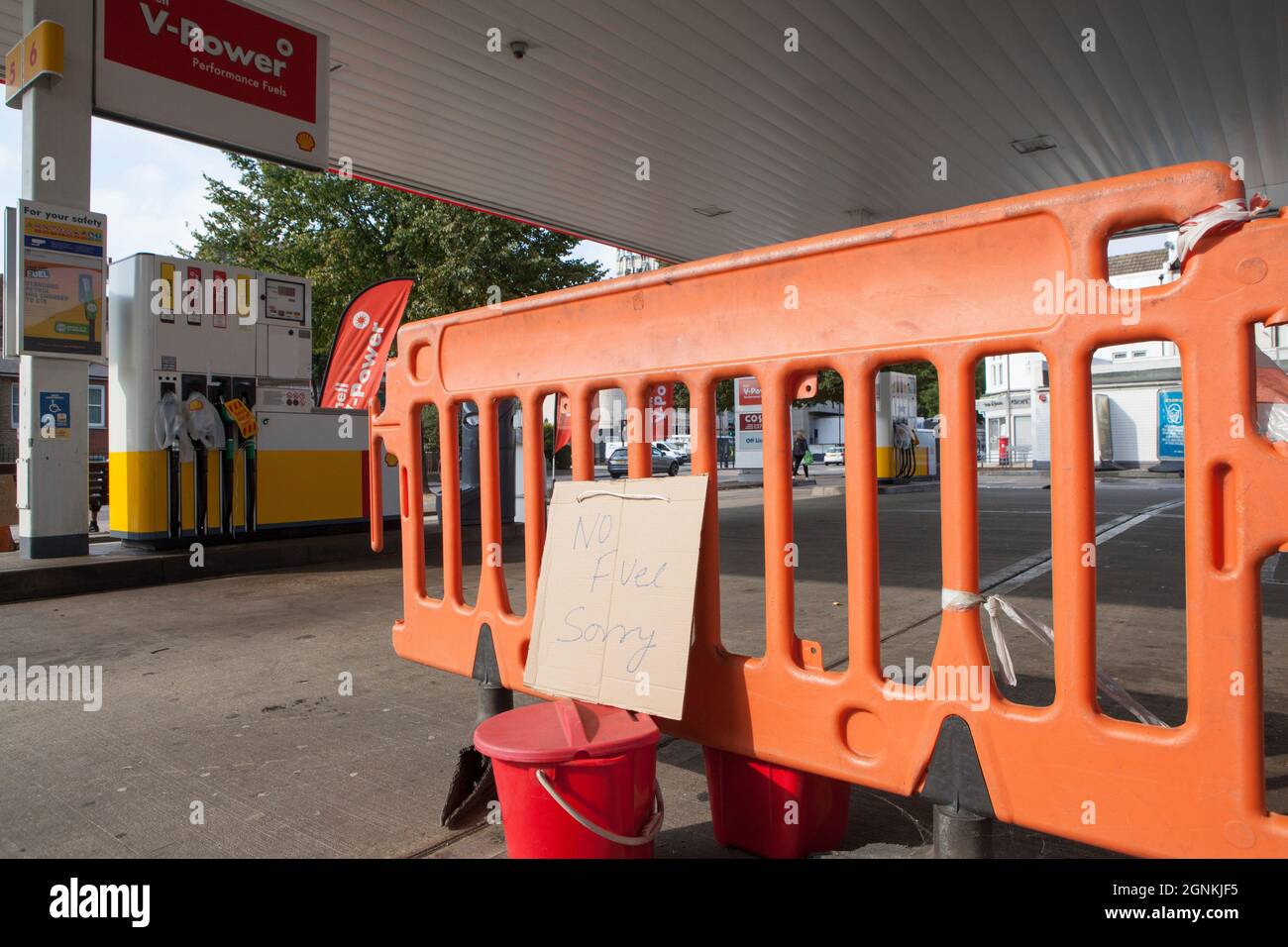 Londra, Regno Unito. 26 settembre 2021. A Balham Hill, nel sud di Londra, una Shell Garage è completamente fuori da tutti i tipi di carburante. Le pompe sono etichettate come fuori uso e i coni stradali hanno i segni scritti a mano che dicono 'No Fuel Spiacenti'. Se da un lato non c’è una carenza assoluta di carburante nel paese, dall’altro la mancanza di conducenti di consegne significa che alcune catene sono scarsi e il conseguente panico nell’acquisto ha aggravato la situazione. Credit: Anna Watson/Alamy Live News Foto Stock