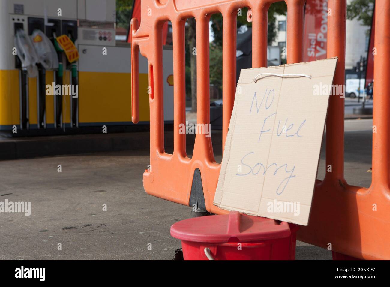 Londra, Regno Unito. 26 settembre 2021. A Balham Hill, nel sud di Londra, una Shell Garage è completamente fuori da tutti i tipi di carburante. Le pompe sono etichettate come fuori uso e i coni stradali hanno i segni scritti a mano che dicono 'No Fuel Spiacenti'. Se da un lato non c’è una carenza assoluta di carburante nel paese, dall’altro la mancanza di conducenti di consegne significa che alcune catene sono scarsi e il conseguente panico nell’acquisto ha aggravato la situazione. Credit: Anna Watson/Alamy Live News Foto Stock