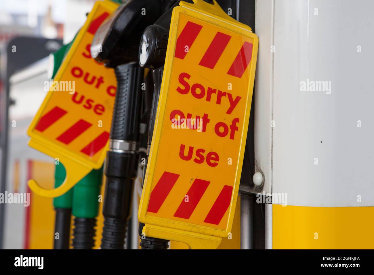 Londra, Regno Unito. 26 settembre 2021. A Balham Hill, nel sud di Londra, una Shell Garage è completamente fuori da tutti i tipi di carburante. Le pompe sono etichettate come fuori uso e i coni stradali hanno i segni scritti a mano che dicono 'No Fuel Spiacenti'. Se da un lato non c’è una carenza assoluta di carburante nel paese, dall’altro la mancanza di conducenti di consegne significa che alcune catene sono scarsi e il conseguente panico nell’acquisto ha aggravato la situazione. Credit: Anna Watson/Alamy Live News Foto Stock