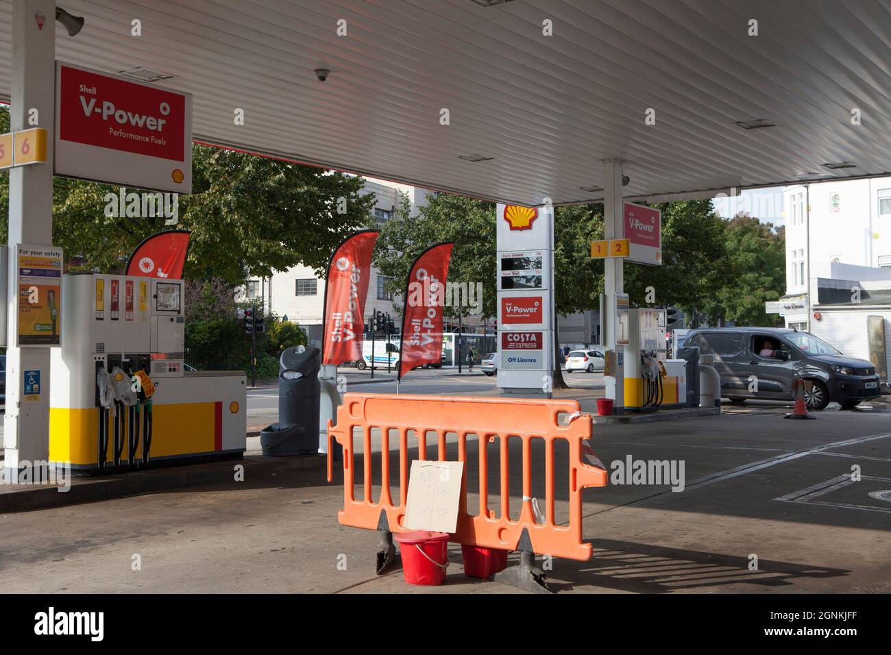 Londra, Regno Unito. 26 settembre 2021. A Balham Hill, nel sud di Londra, una Shell Garage è completamente fuori da tutti i tipi di carburante. Le pompe sono etichettate come fuori uso e i coni stradali hanno i segni scritti a mano che dicono 'No Fuel Spiacenti'. Se da un lato non c’è una carenza assoluta di carburante nel paese, dall’altro la mancanza di conducenti di consegne significa che alcune catene sono scarsi e il conseguente panico nell’acquisto ha aggravato la situazione. Credit: Anna Watson/Alamy Live News Foto Stock