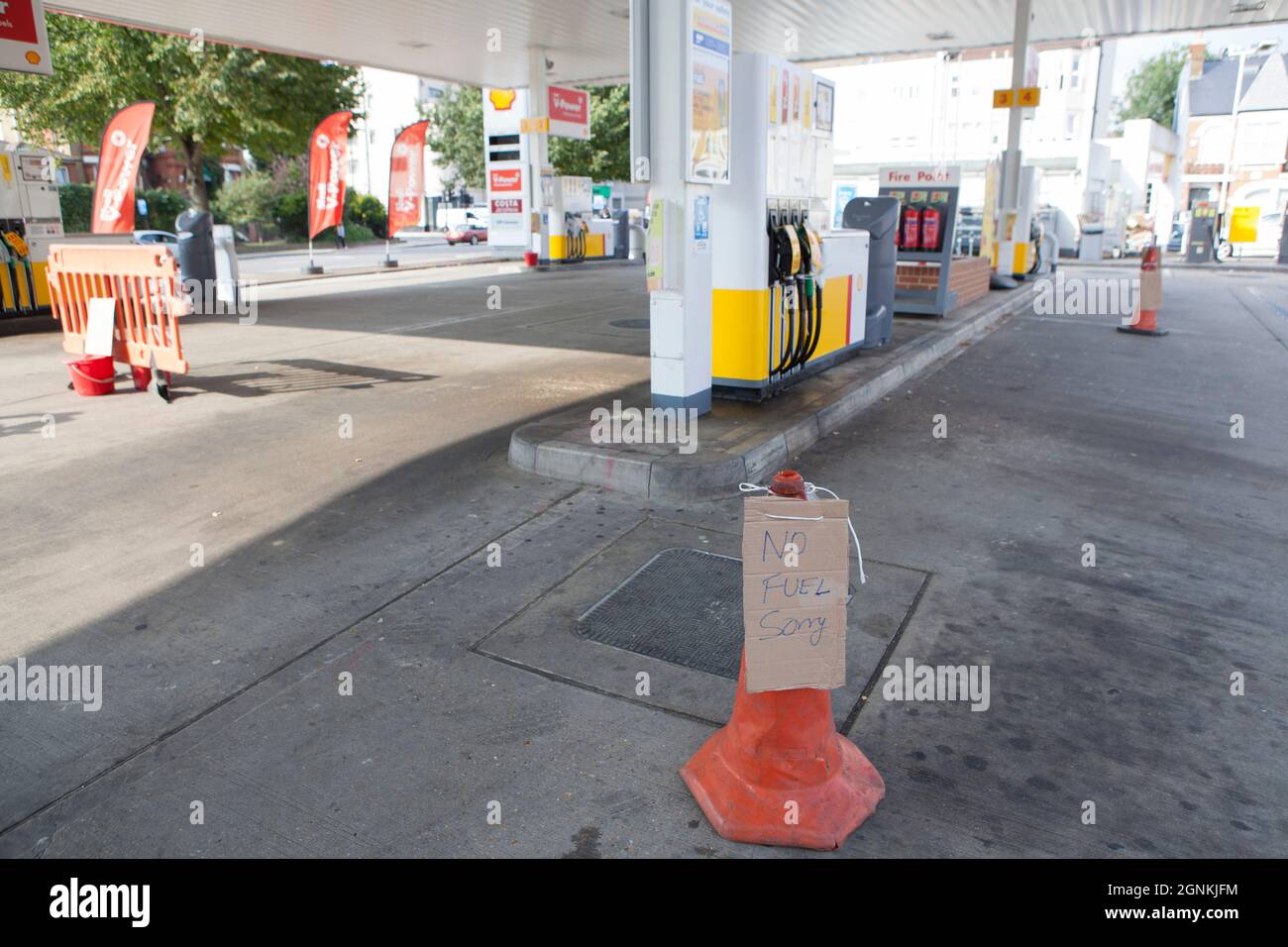 Londra, Regno Unito. 26 settembre 2021. A Balham Hill, nel sud di Londra, una Shell Garage è completamente fuori da tutti i tipi di carburante. Le pompe sono etichettate come fuori uso e i coni stradali hanno i segni scritti a mano che dicono 'No Fuel Spiacenti'. Se da un lato non c’è una carenza assoluta di carburante nel paese, dall’altro la mancanza di conducenti di consegne significa che alcune catene sono scarsi e il conseguente panico nell’acquisto ha aggravato la situazione. Credit: Anna Watson/Alamy Live News Foto Stock