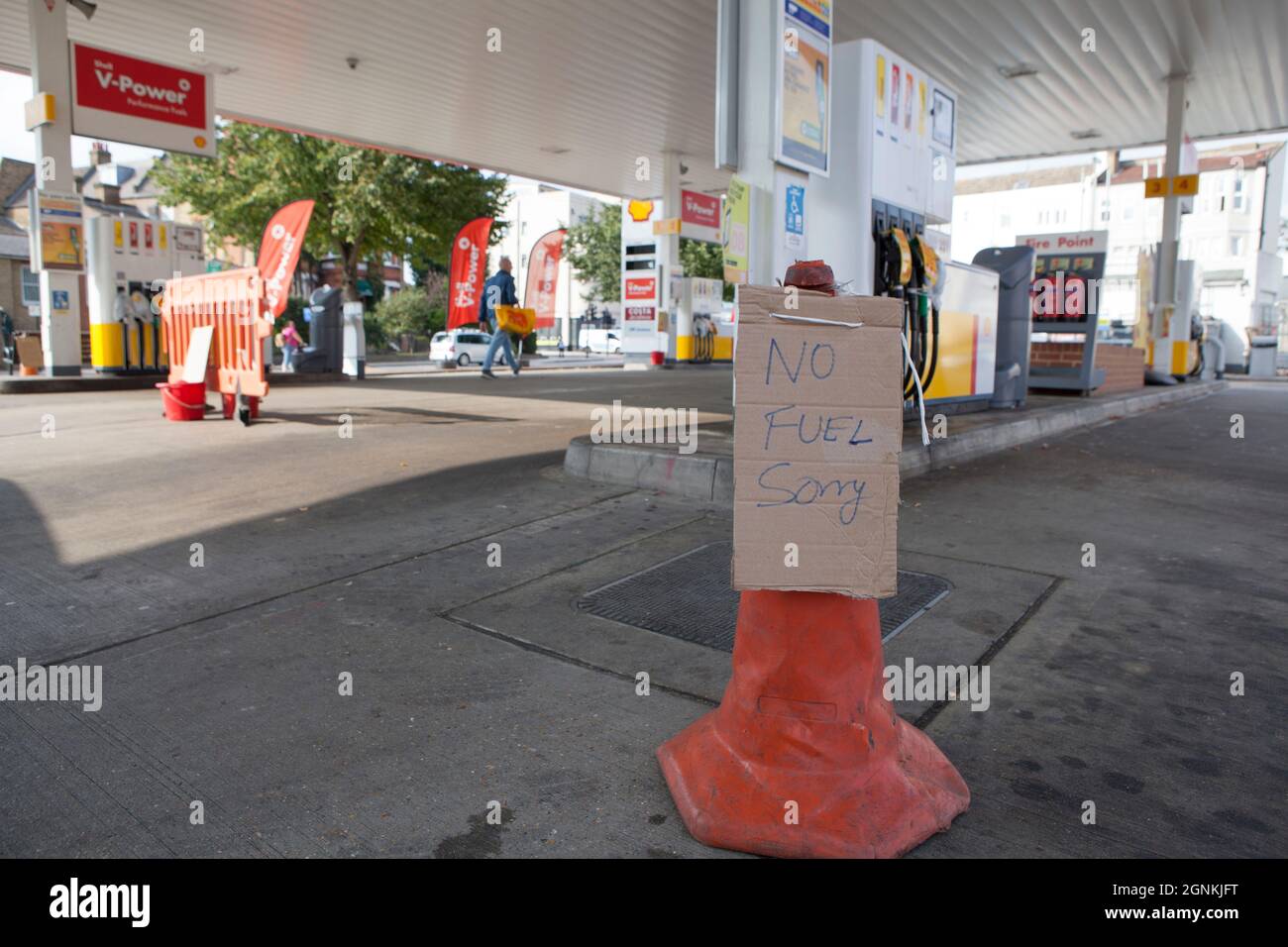 Londra, Regno Unito. 26 settembre 2021. A Balham Hill, nel sud di Londra, una Shell Garage è completamente fuori da tutti i tipi di carburante. Le pompe sono etichettate come fuori uso e i coni stradali hanno i segni scritti a mano che dicono 'No Fuel Spiacenti'. Se da un lato non c’è una carenza assoluta di carburante nel paese, dall’altro la mancanza di conducenti di consegne significa che alcune catene sono scarsi e il conseguente panico nell’acquisto ha aggravato la situazione. Credit: Anna Watson/Alamy Live News Foto Stock