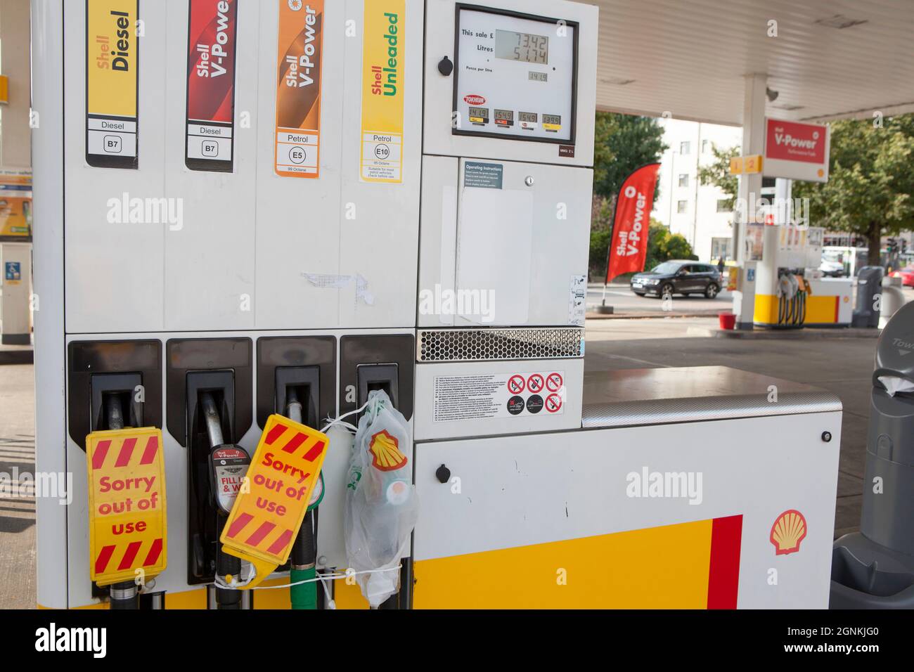 Londra, Regno Unito. 26 settembre 2021. A Balham Hill, nel sud di Londra, una Shell Garage è completamente fuori da tutti i tipi di carburante. Le pompe sono etichettate come fuori uso e i coni stradali hanno i segni scritti a mano che dicono 'No Fuel Spiacenti'. Se da un lato non c’è una carenza assoluta di carburante nel paese, dall’altro la mancanza di conducenti di consegne significa che alcune catene sono scarsi e il conseguente panico nell’acquisto ha aggravato la situazione. Credit: Anna Watson/Alamy Live News Foto Stock