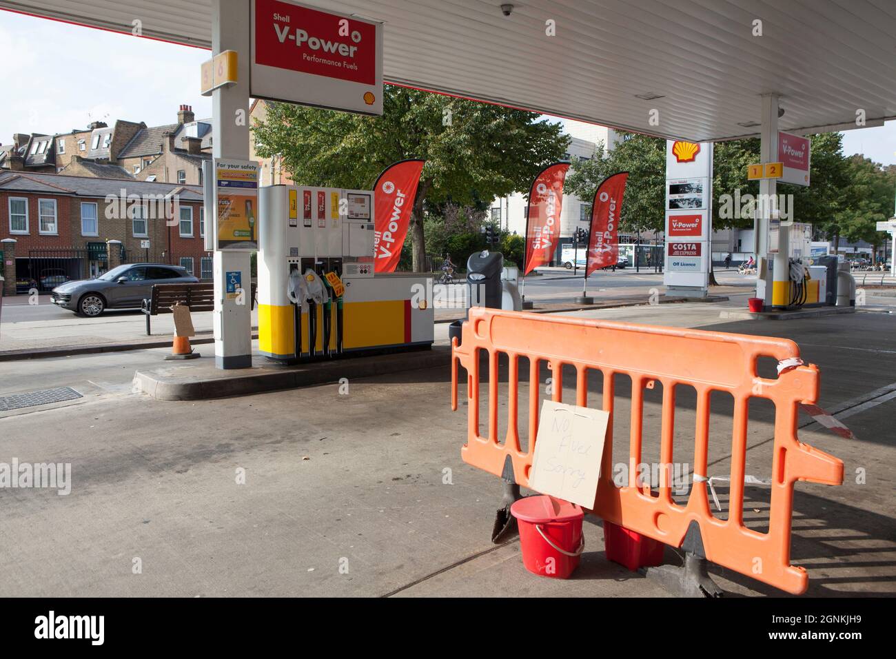 Londra, Regno Unito. 26 settembre 2021. A Balham Hill, nel sud di Londra, una Shell Garage è completamente fuori da tutti i tipi di carburante. Le pompe sono etichettate come fuori uso e i coni stradali hanno i segni scritti a mano che dicono 'No Fuel Spiacenti'. Se da un lato non c’è una carenza assoluta di carburante nel paese, dall’altro la mancanza di conducenti di consegne significa che alcune catene sono scarsi e il conseguente panico nell’acquisto ha aggravato la situazione. Credit: Anna Watson/Alamy Live News Foto Stock