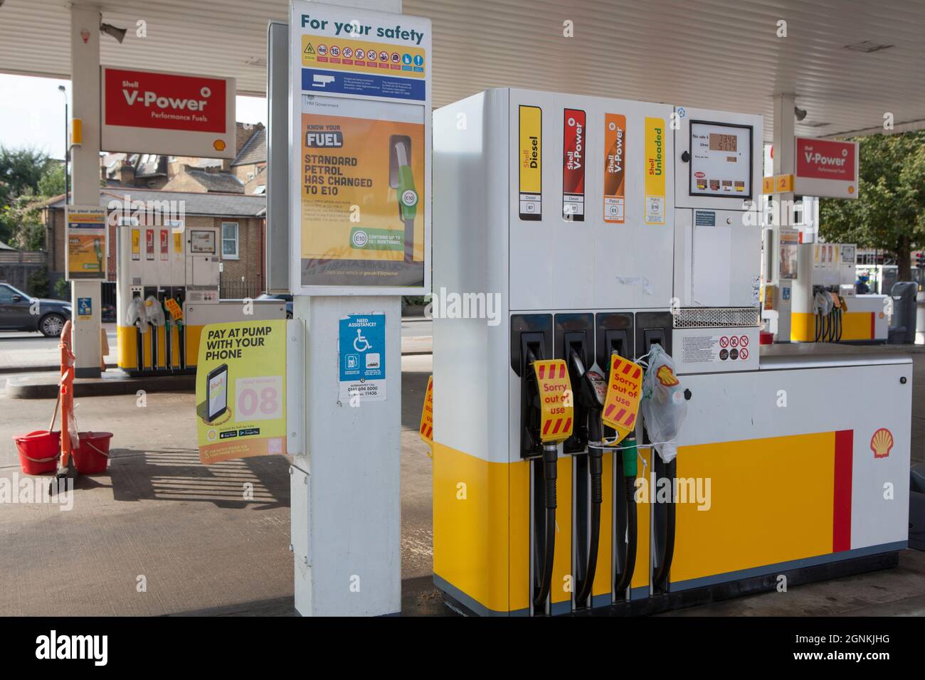 Londra, Regno Unito. 26 settembre 2021. A Balham Hill, nel sud di Londra, una Shell Garage è completamente fuori da tutti i tipi di carburante. Le pompe sono etichettate come fuori uso e i coni stradali hanno i segni scritti a mano che dicono 'No Fuel Spiacenti'. Se da un lato non c’è una carenza assoluta di carburante nel paese, dall’altro la mancanza di conducenti di consegne significa che alcune catene sono scarsi e il conseguente panico nell’acquisto ha aggravato la situazione. Credit: Anna Watson/Alamy Live News Foto Stock