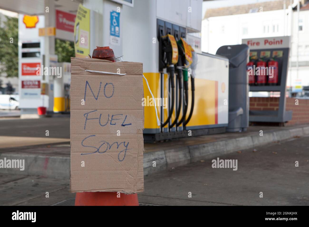 Londra, Regno Unito. 26 settembre 2021. A Balham Hill, nel sud di Londra, una Shell Garage è completamente fuori da tutti i tipi di carburante. Le pompe sono etichettate come fuori uso e i coni stradali hanno i segni scritti a mano che dicono 'No Fuel Spiacenti'. Se da un lato non c’è una carenza assoluta di carburante nel paese, dall’altro la mancanza di conducenti di consegne significa che alcune catene sono scarsi e il conseguente panico nell’acquisto ha aggravato la situazione. Credit: Anna Watson/Alamy Live News Foto Stock