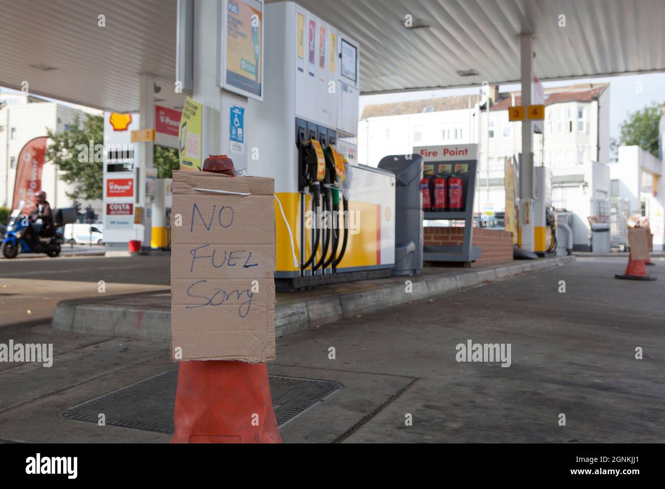 Londra, Regno Unito. 26 settembre 2021. A Balham Hill, nel sud di Londra, una Shell Garage è completamente fuori da tutti i tipi di carburante. Le pompe sono etichettate come fuori uso e i coni stradali hanno i segni scritti a mano che dicono 'No Fuel Spiacenti'. Se da un lato non c’è una carenza assoluta di carburante nel paese, dall’altro la mancanza di conducenti di consegne significa che alcune catene sono scarsi e il conseguente panico nell’acquisto ha aggravato la situazione. Credit: Anna Watson/Alamy Live News Foto Stock