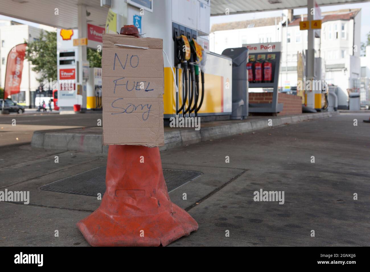 Londra, Regno Unito. 26 settembre 2021. A Balham Hill, nel sud di Londra, una Shell Garage è completamente fuori da tutti i tipi di carburante. Le pompe sono etichettate come fuori uso e i coni stradali hanno i segni scritti a mano che dicono 'No Fuel Spiacenti'. Se da un lato non c’è una carenza assoluta di carburante nel paese, dall’altro la mancanza di conducenti di consegne significa che alcune catene sono scarsi e il conseguente panico nell’acquisto ha aggravato la situazione. Credit: Anna Watson/Alamy Live News Foto Stock