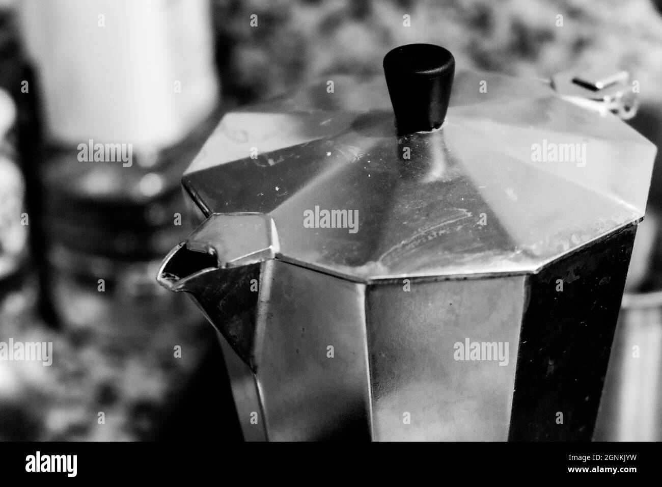 Primo piano immagine in bianco e nero di Un Coffee Perculator estrazione di caffè fresco senza persone Foto Stock