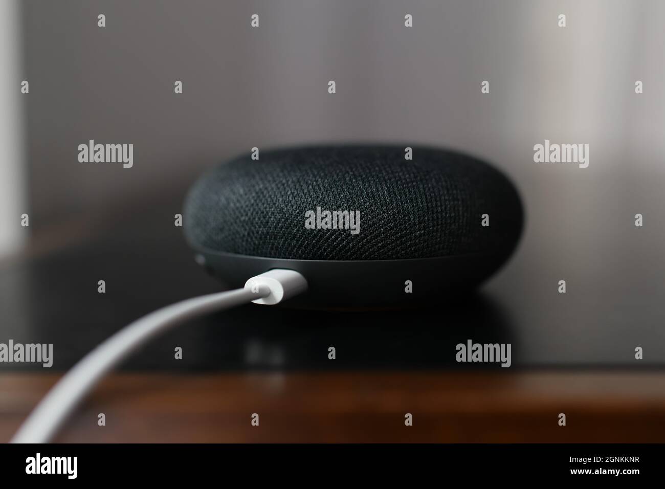 Parigi, Francia - 20 Settembre , 2021: Pulsante di commutazione microfono fisico nero del Google Home Mini Foto Stock