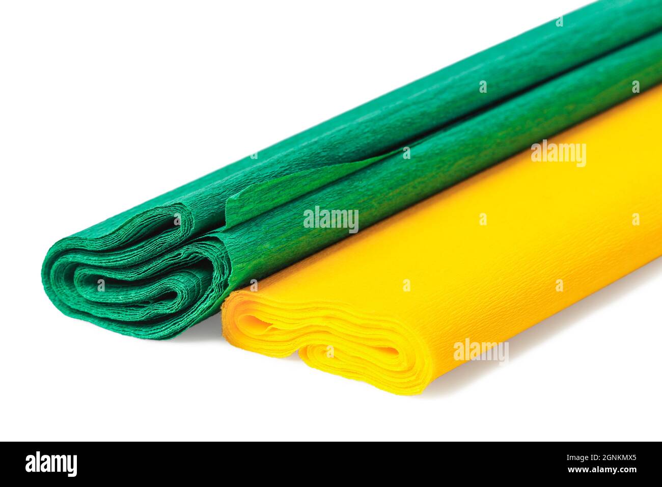 Rotoli di carta da imballaggio colorata per mazzi e regali isolati su bianco Foto Stock