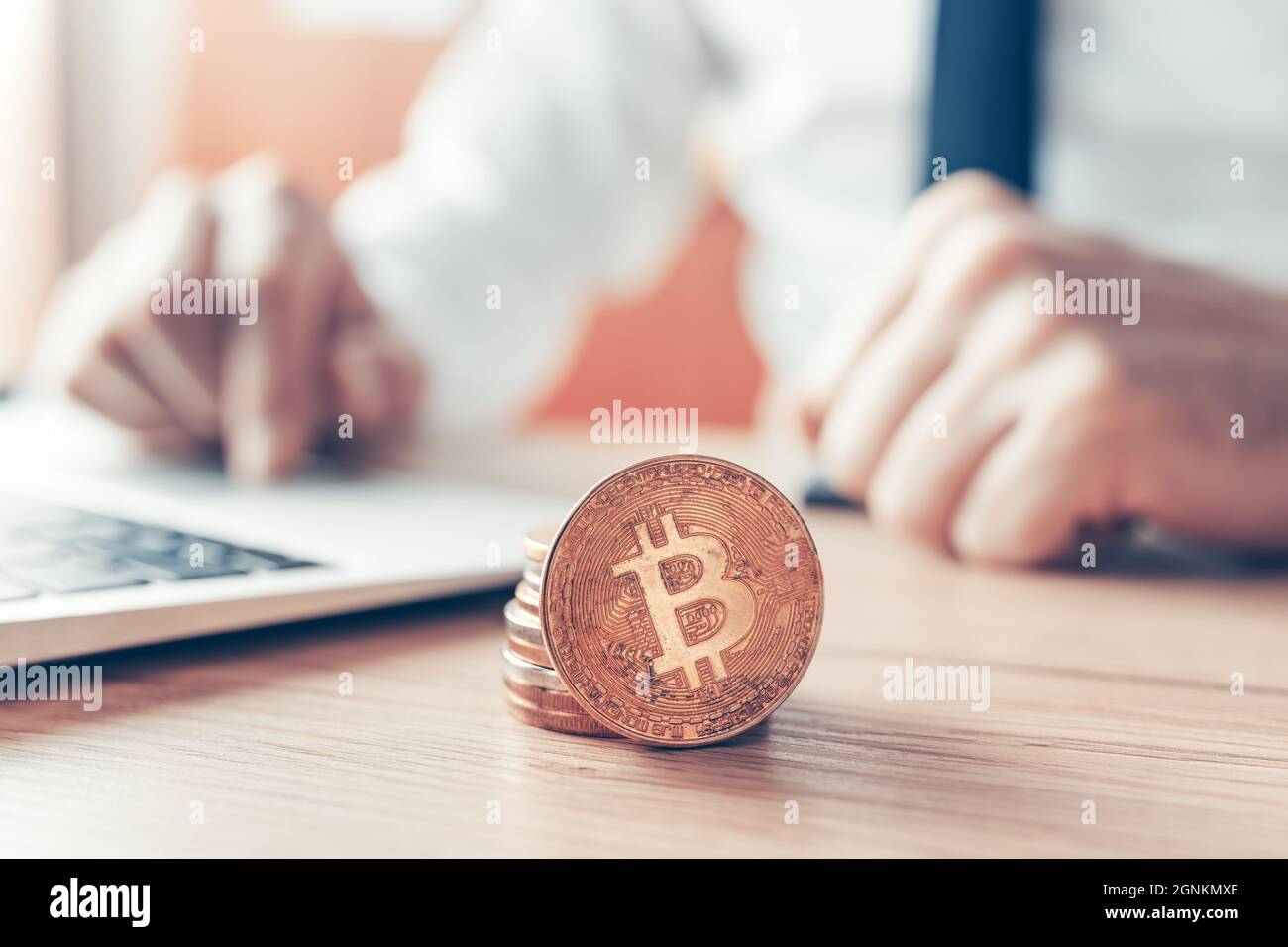 Concetto di scambio e commercio Bitcoin, uomo d'affari che lavora online, acquisto e vendita criptovaluta, primo piano con focus selettivo Foto Stock