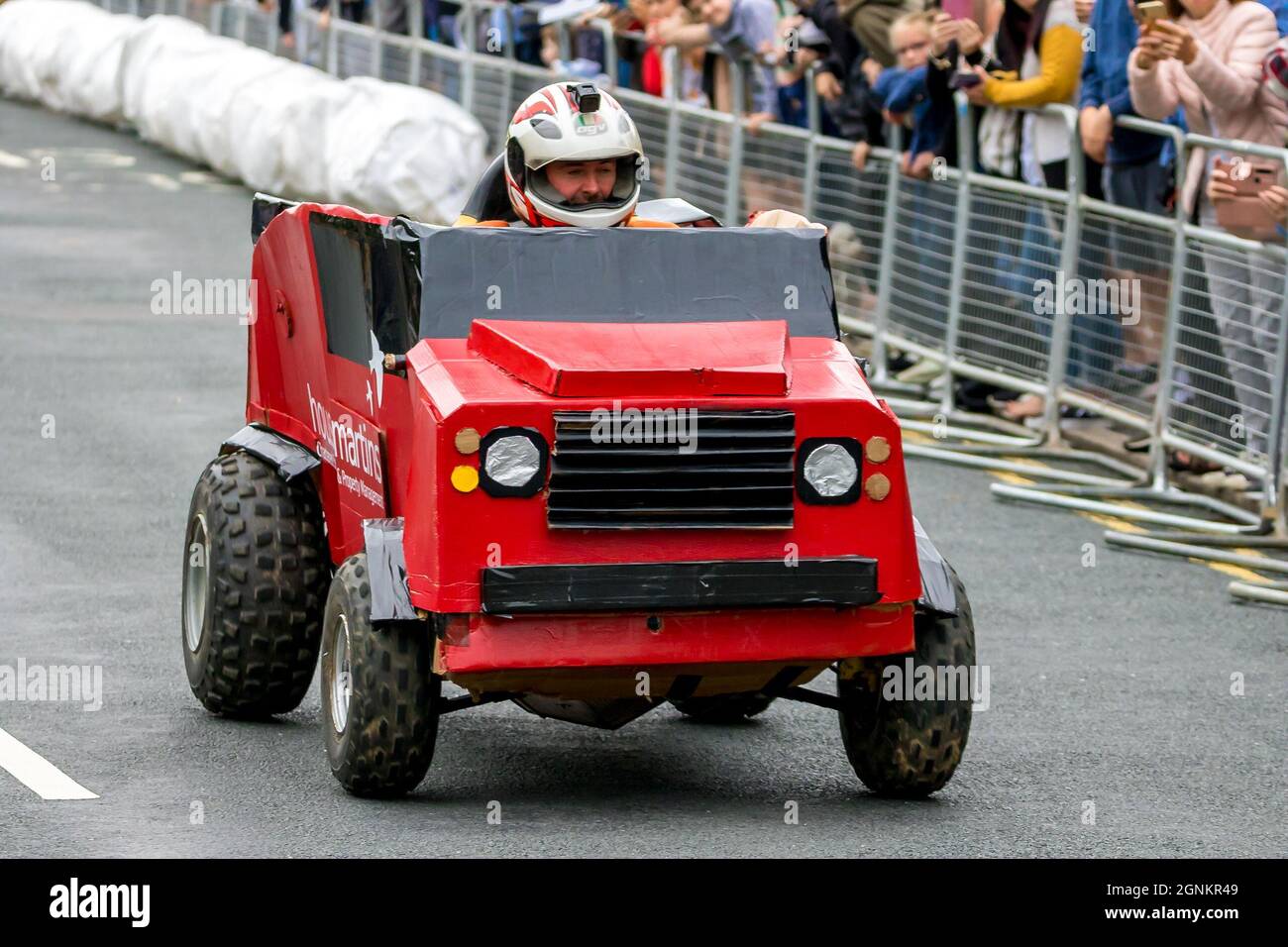 Eastbourne, Regno Unito. 26 settembre 2021. Le squadre deliziano la folla mentre scendono lungo la strada di questa cittadina balneare con i loro carrelli fatti in casa che si affacciano su curve ripide, salti di ossa e chicane ad alta velocità. Credit: Newspics UK South/Alamy Live News Foto Stock