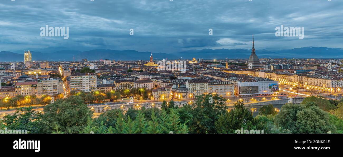 Torino è la capitale del Piemonte ed è nota per la raffinatezza della sua architettura e della sua cucina. Le Alpi sorgono a nord-ovest della città. Foto Stock