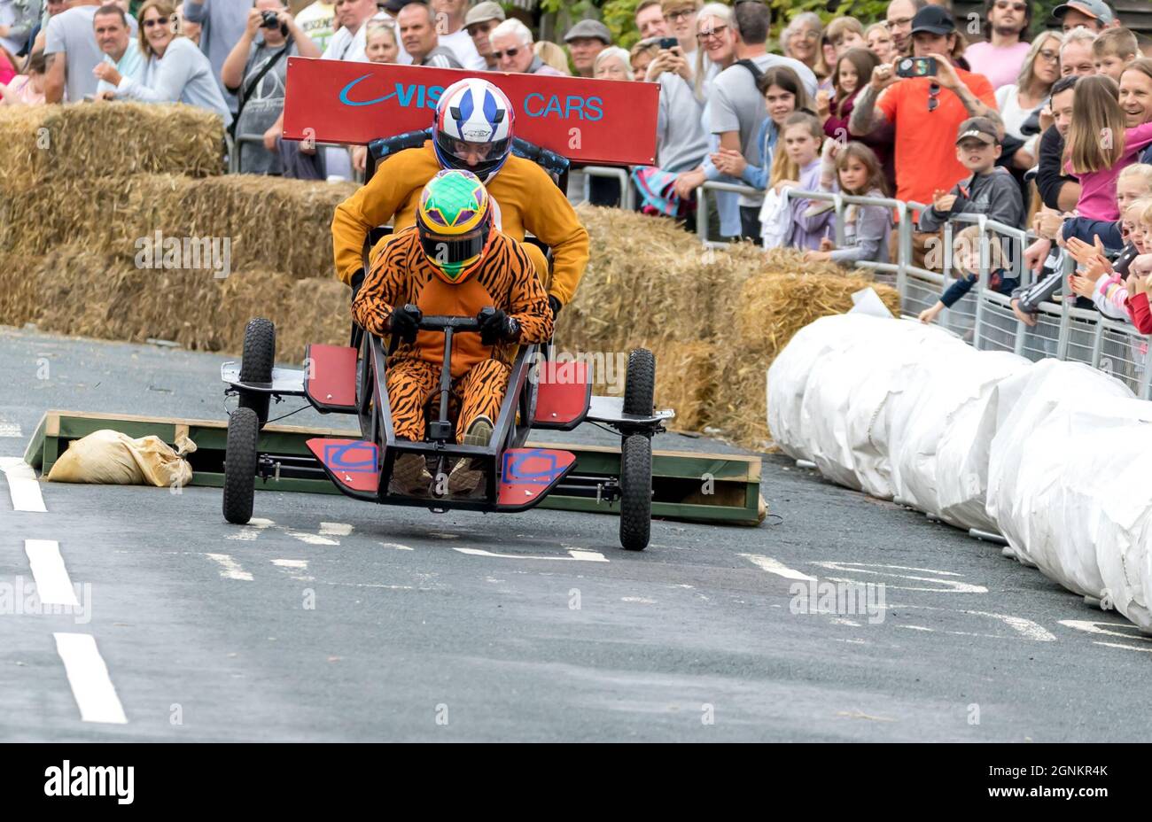 Eastbourne, Regno Unito. 26 settembre 2021. Le squadre deliziano la folla mentre scendono lungo la strada di questa cittadina balneare con i loro carrelli fatti in casa che si affacciano su curve ripide, salti di ossa e chicane ad alta velocità. Credit: Newspics UK South/Alamy Live News Foto Stock