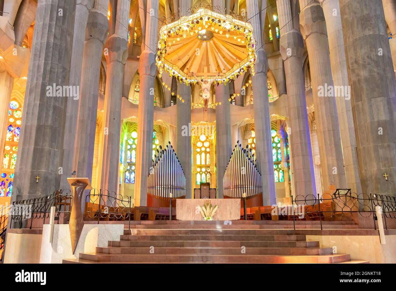 Barcellona, Spagna - 19 settembre 2021: Altare maggiore della Sacra Famiglia la Sagrada Familia, cattedrale progettata da Gaudi, in costruzione dal 19 marzo 1882 Foto Stock