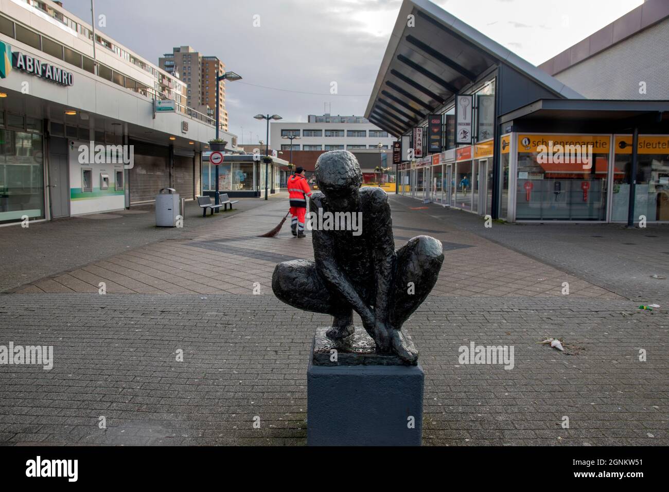 Statua Hurkende Jongen ad Amsterdam Paesi Bassi 2020 Foto Stock