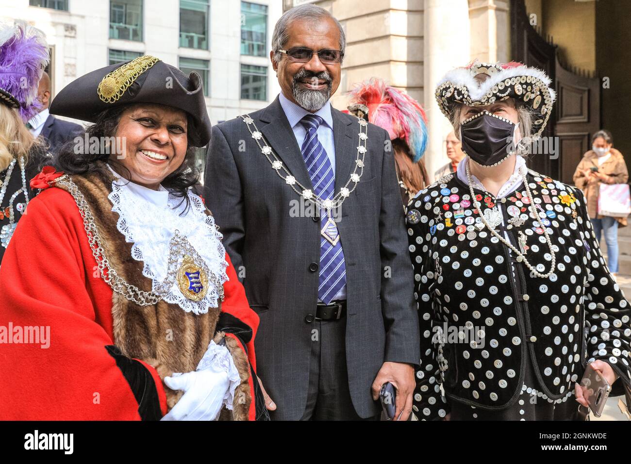 St Mary-le-Bow, Londra, Regno Unito. 26 settembre 2021. Una Regina Pearly e sindaci di Londra. Pearly Kings e Queens celebrano il loro festival annuale del raccolto con il servizio di raccolta del Costermonger presso la chiesa di St Mary-le-Bow. Poiché le solite celebrazioni a Guildhall Yard dovevano essere cancellate, le Perle si incontrano e salutano gli amici e il pubblico fuori dalla chiesa prima e dopo il servizio del suo anno. St Mary-le-Bow, il 'Bow Bells', ha una lunga associazione con le Perle. Credit: Imagplotter/Alamy Live News Foto Stock