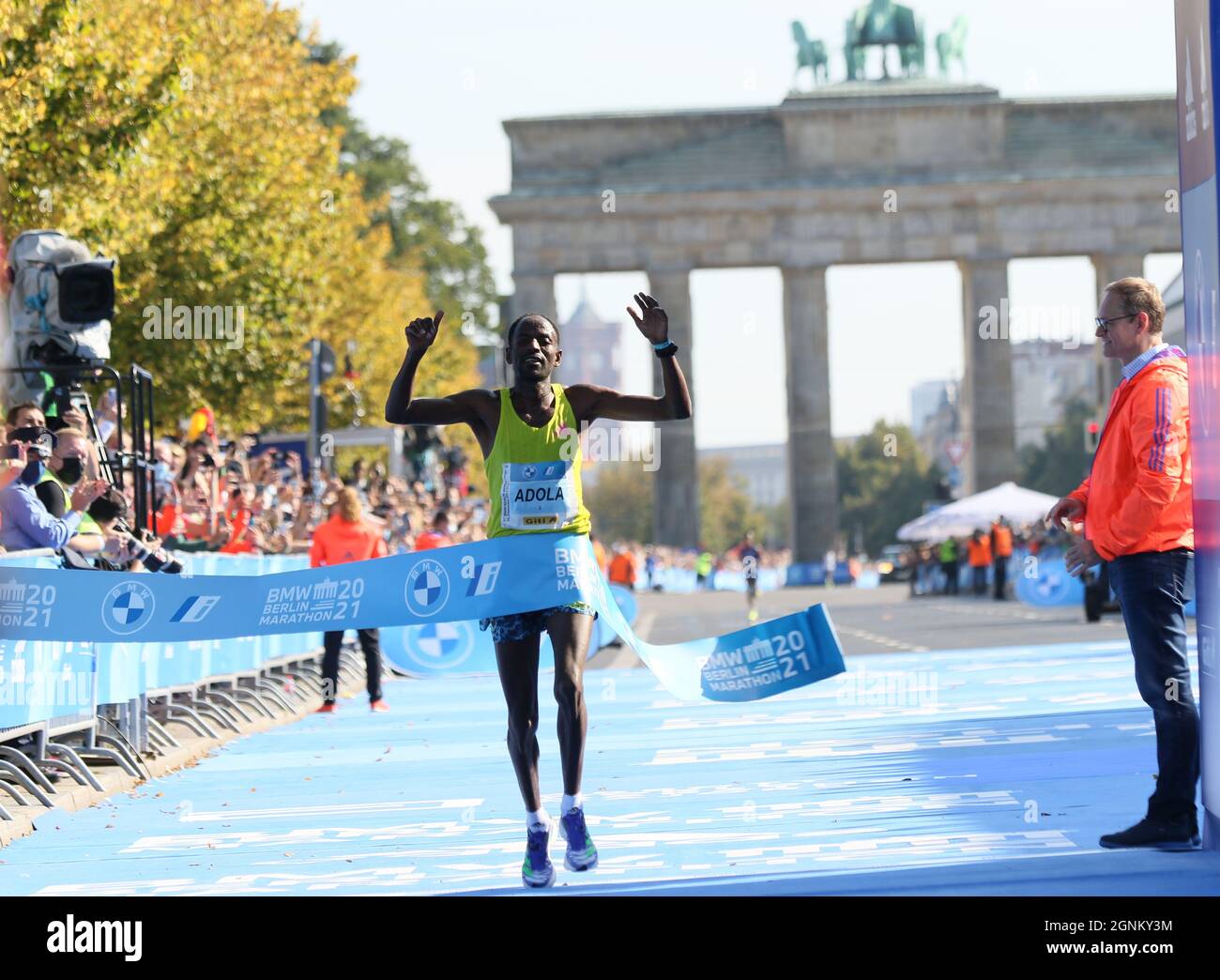 09/26/2021, Berlino, Germania, Guye Adola al traguardo. Guye Adola dall'Etiopia vince la 47a Maratona di Berlino in 2:05:45. Il secondo posto è andato al keniota Bethwel Yegon con 2:06:14 ore e il terzo posto è stato vinto dal migliore favorito Kenenisa Bekele con 02:06:47 ore. Foto Stock