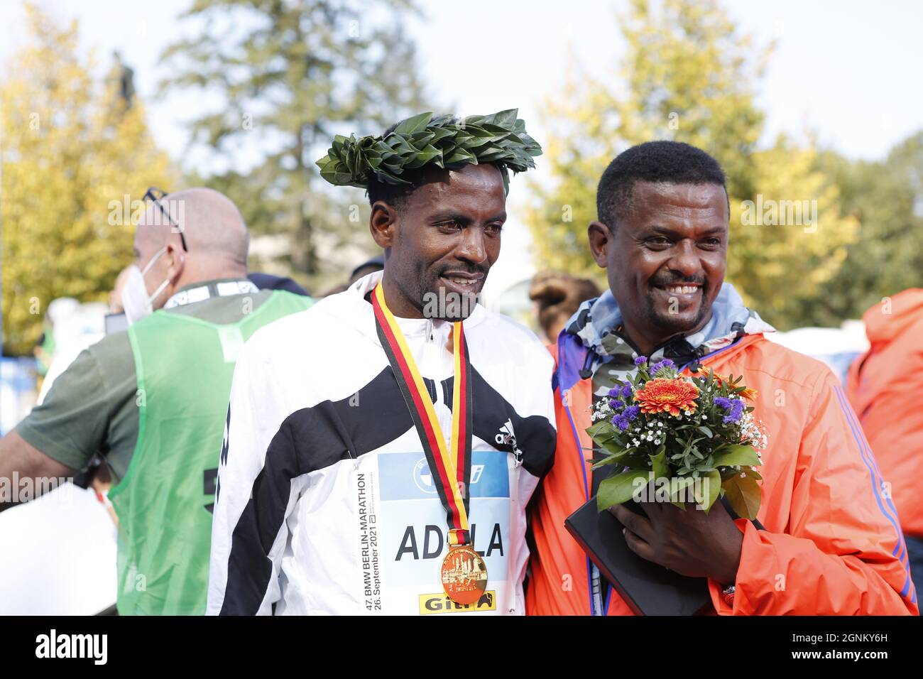09/26/2021, Berlino, Germania, Guye Adola alla cerimonia di premiazione. Guye Adola dall'Etiopia vince la 47a Maratona di Berlino in 2:05:45. Il secondo posto è andato al keniota Bethwel Yegon con 2:06:14 ore e il terzo posto è stato vinto dal migliore favorito Kenenisa Bekele con 02:06:47 ore. Foto Stock