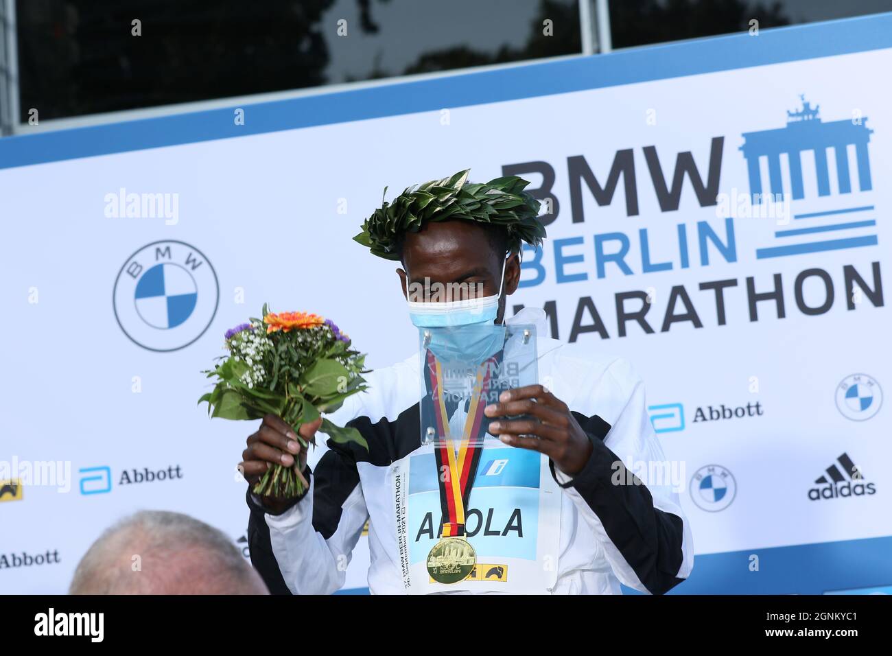 09/26/2021, Berlino, Germania, Guye Adola alla cerimonia di premiazione. Guye Adola dall'Etiopia vince la 47a Maratona di Berlino in 2:05:45. Il secondo posto è andato al keniota Bethwel Yegon con 2:06:14 ore e il terzo posto è stato vinto dal migliore favorito Kenenisa Bekele con 02:06:47 ore. Foto Stock