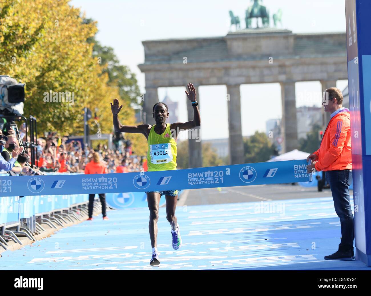 09/26/2021, Berlino, Germania, Guye Adola al traguardo. Guye Adola dall'Etiopia vince la 47a Maratona di Berlino in 2:05:45. Il secondo posto è andato al keniota Bethwel Yegon con 2:06:14 ore e il terzo posto è stato vinto dal migliore favorito Kenenisa Bekele con 02:06:47 ore. Foto Stock