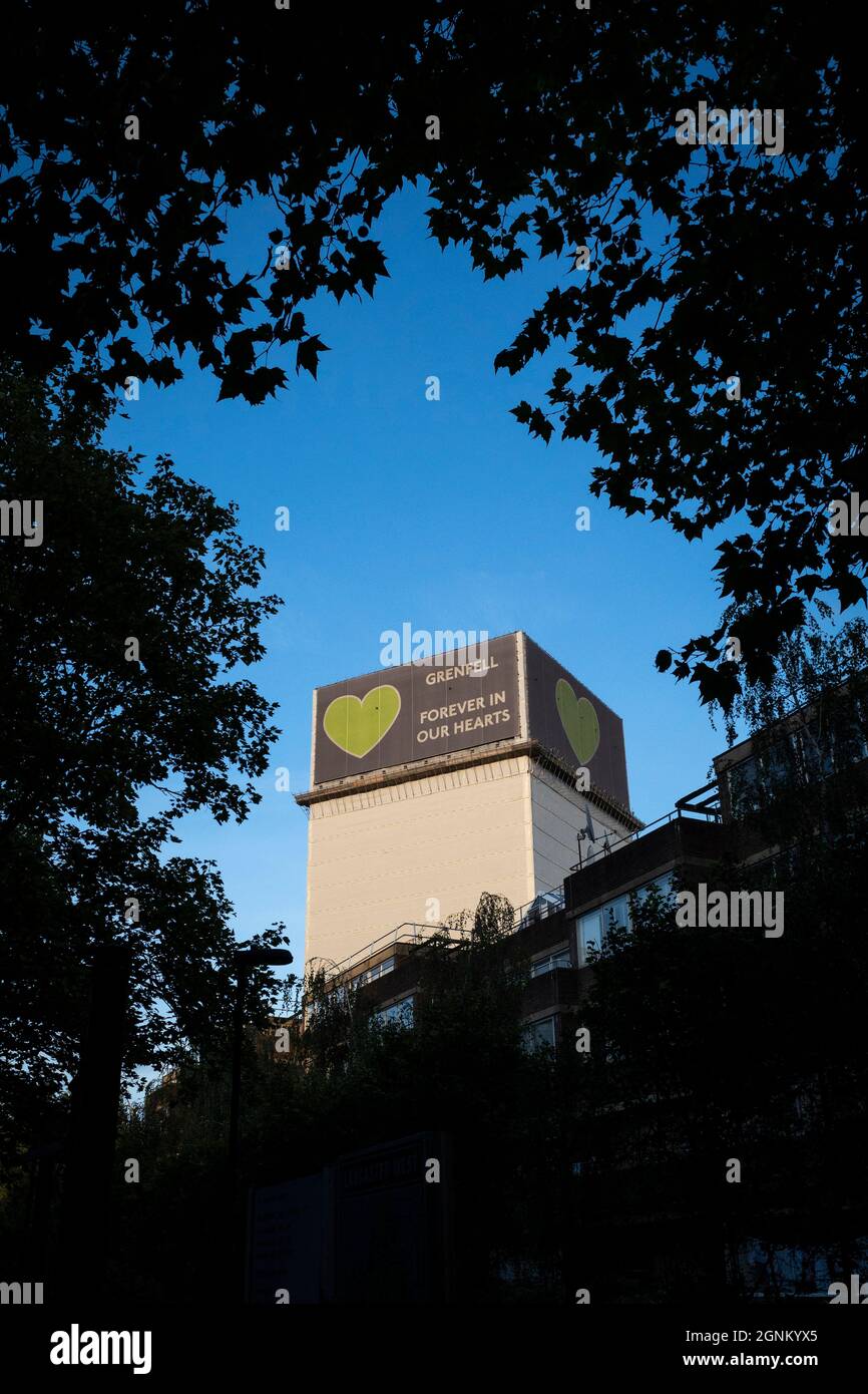 Londra, Regno Unito. 23 settembre 2021. La torre Grenfell a Ladbroke Grove. Gli ingegneri hanno indicato che la torre deve essere demolita per motivi di sicurezza. Foto Stock