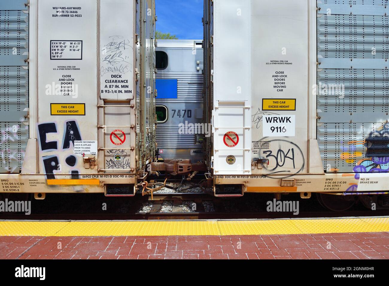 Bensenville, Illinois, Stati Uniti. Un treno merci Canadian Pacific Railway passa lentamente attraverso le piattaforme della stazione dei pendolari. Foto Stock