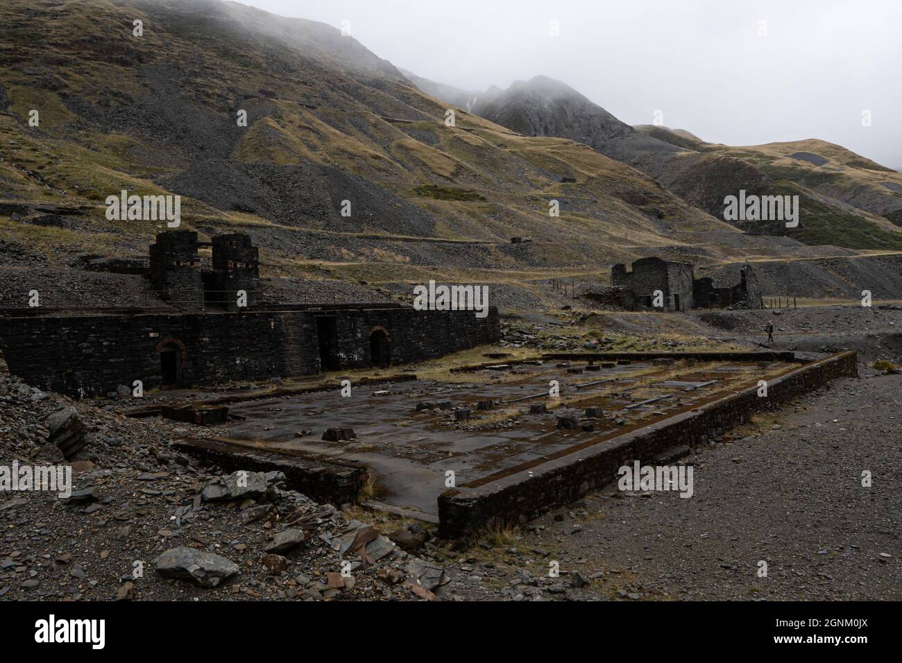 Rovine abbandonate della cava di ardesia nelle nebbiose montagne gallesi Foto Stock