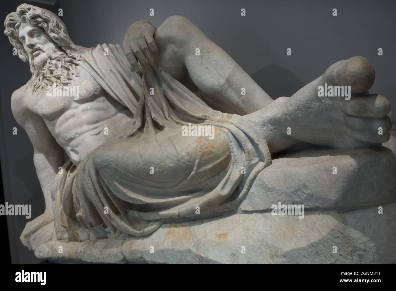 Primo piano di un'antica statua romana in mostra in un museo del Vaticano Foto Stock