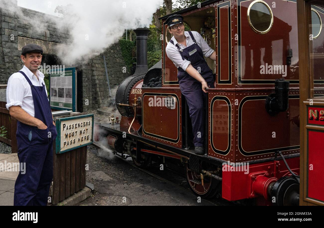 Lavoratori ferroviari accanto a locomotive d'epoca a vapore presso la stazione ferroviaria storica Foto Stock