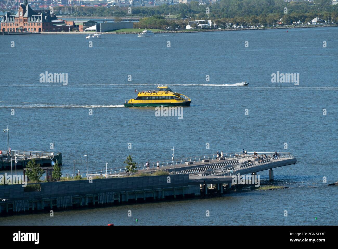 New York Water Taxi è stato acquistato nel gennaio 2017 dalla Circle Line e ora offre noleggiatori privati per il trasporto di persone intorno a Manhattan. Foto Stock