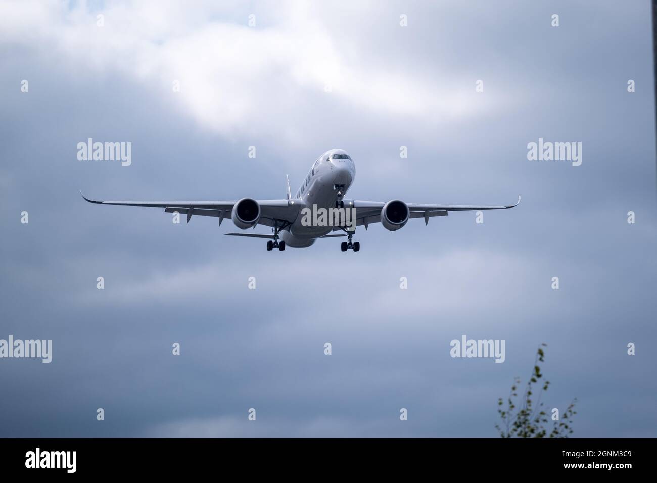 Helsinki / Finlandia - 19 SETTEMBRE 2021: Airbus A350, gestito dalla compagnia di bandiera finlandese Finnair, che atterra all'aeroporto Helsinki-Vantaa. Foto Stock