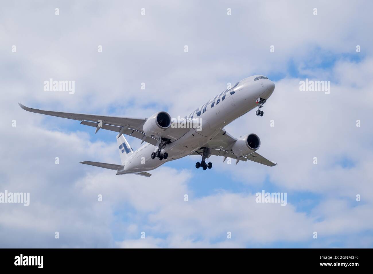 Helsinki / Finlandia - 19 SETTEMBRE 2021: Airbus A350, gestito dalla compagnia di bandiera finlandese Finnair, che atterra all'aeroporto Helsinki-Vantaa. Foto Stock
