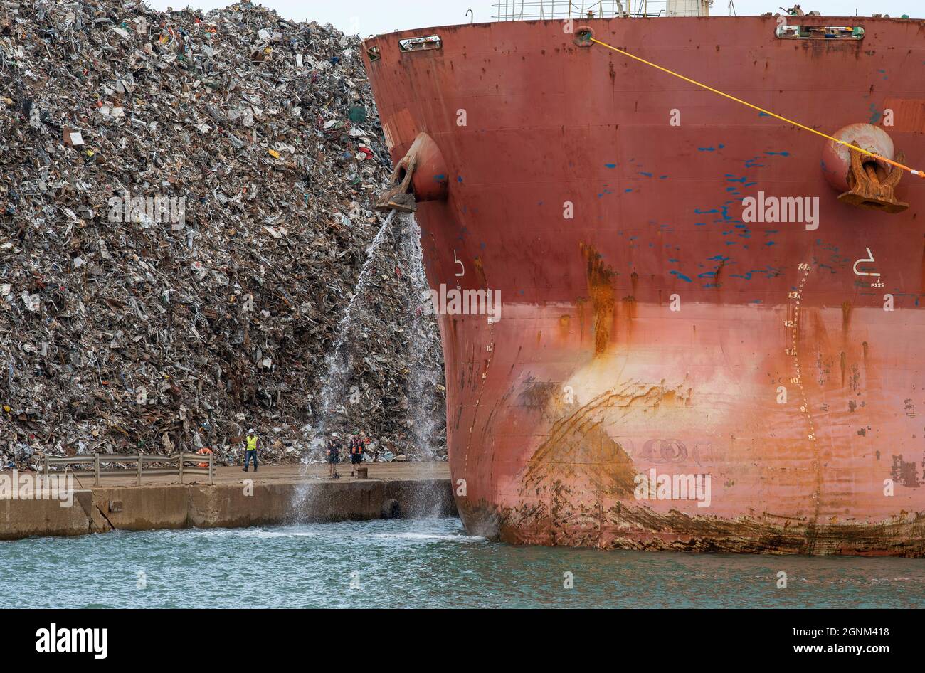 Southampton, Inghilterra, Regno Unito. 2021. Un portarinfuse accanto alla banchina con acqua di zavorra pompata dalla zona di prua della nave. Foto Stock