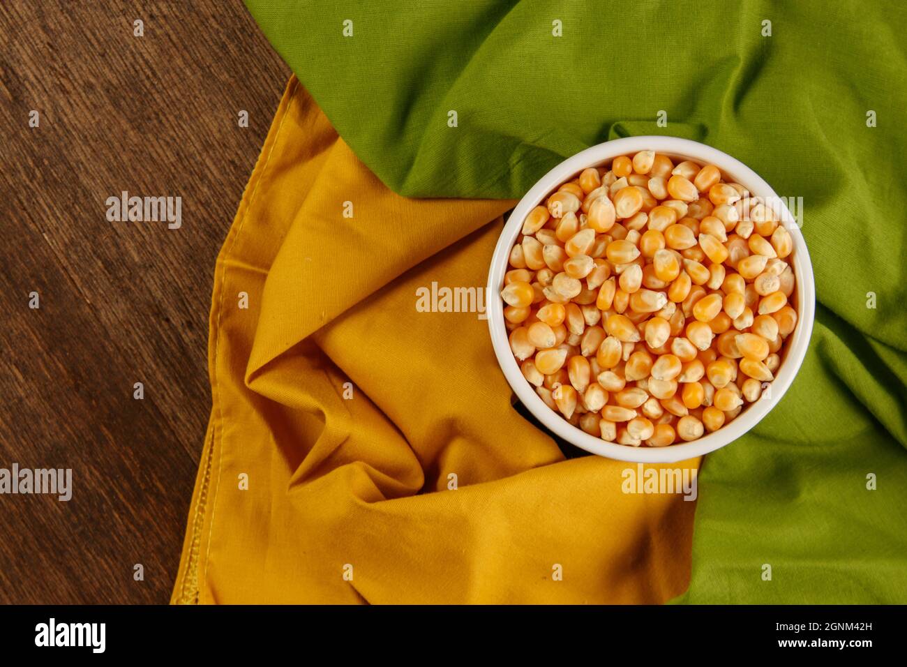 Graos de Milho na tigela com come core fanno il Brasile Foto Stock