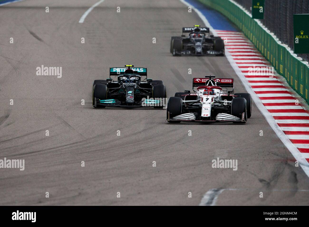 Sochi, Russia. 26 settembre 2021. #7 Kimi Raikkonen (fin, Alfa Romeo Racing ORLEN), #77 Valtteri Bottas (fin, Mercedes AMG Petronas F1 Team), Gran Premio di F1 della Russia a Sochi Autodrom il 26 settembre 2021 a Sochi, Russia. (Foto di HOCH ZWEI) Credit: dpa/Alamy Live News Foto Stock