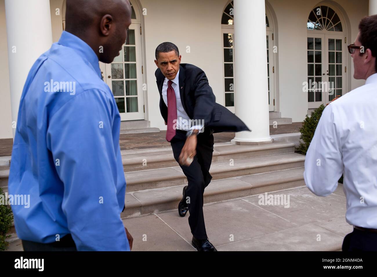 Il presidente Barack Obama pratica la sua forma di pitching con l'aiuto personale Reggie Love e Jake Levine nel Giardino delle Rose della Casa Bianca, 31 marzo 2010. Più tardi quel giorno, il presidente ha lanciato il primo campo il giorno di apertura della stagione di baseball prima della partita tra i Washington Nationals e i Philadelphia Phillies. Questa fotografia ufficiale della Casa Bianca è resa disponibile solo per la pubblicazione da parte delle organizzazioni di stampa e/o per uso personale per la stampa da parte del soggetto(i) della fotografia. La fotografia non può essere manipolata in alcun modo e non può essere utilizzata in ambito commerciale o politico Foto Stock