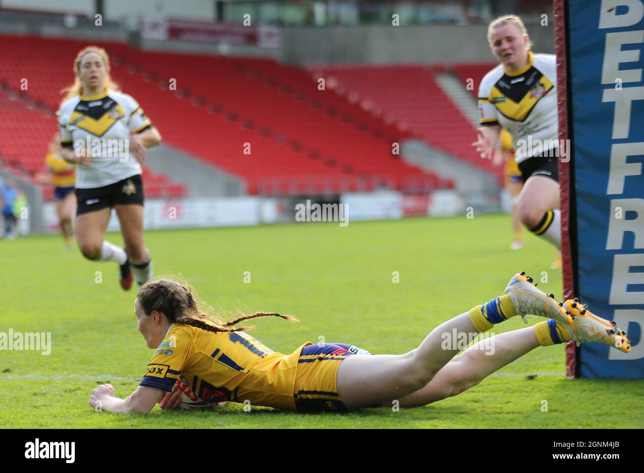 St Helens, Regno Unito. 26 settembre 2021. Totally Wicked Stadium, Saint Helens, 26 settembre 2021 Betfred Women's Super League Semifinale York City Knights Ladies / Leeds Rhinos Women Sophie Nuttall of Leeds Rhinos Women segna una prova contro York City Knights Ladies. Credit: Touchlinepics/Alamy Live News Foto Stock