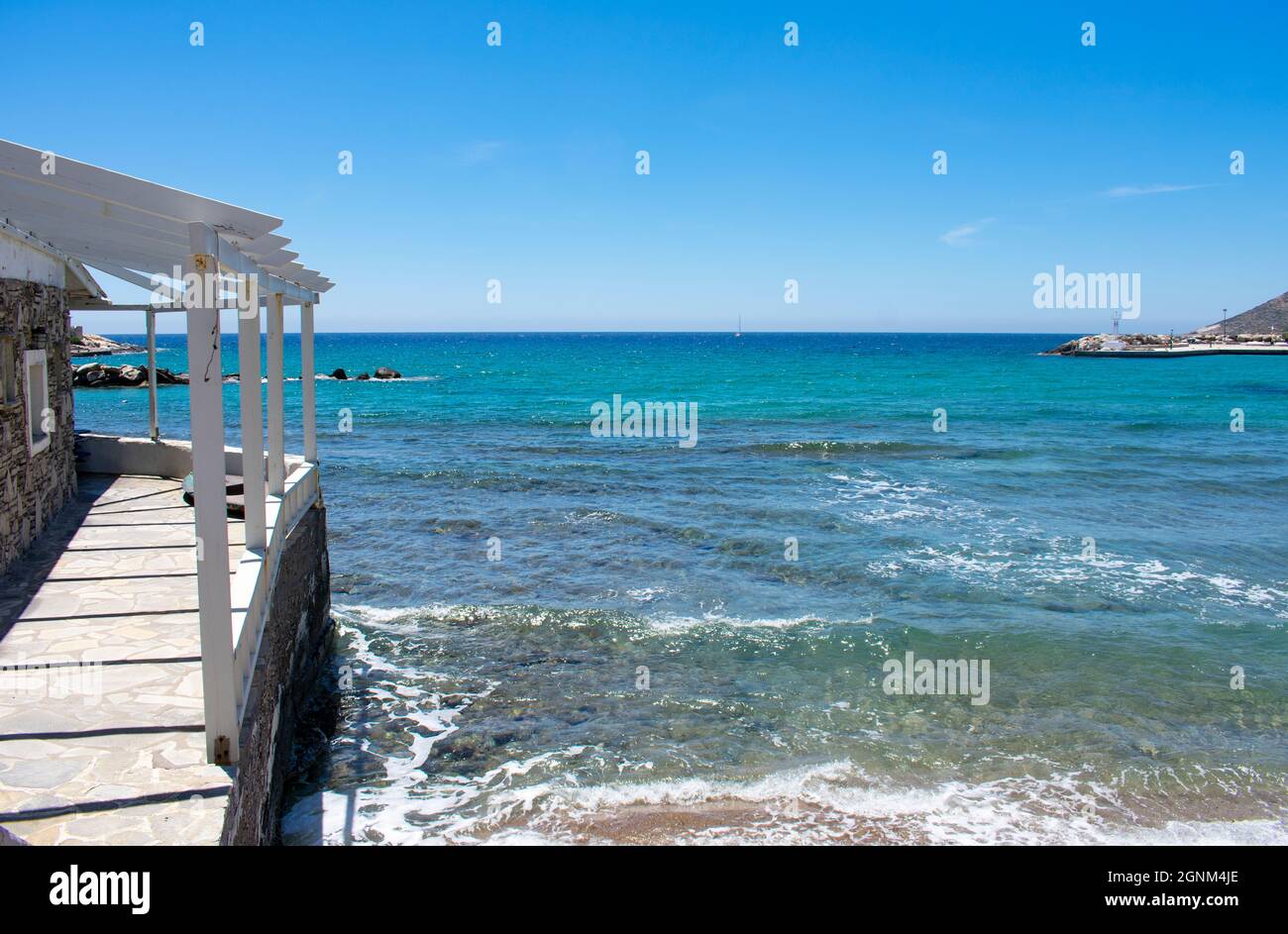 Isola greca, Sikinos bellissima baia, con mare blu che lambisce la spiaggia aspetto paesaggistico con cielo chiaro spazio copia Foto Stock