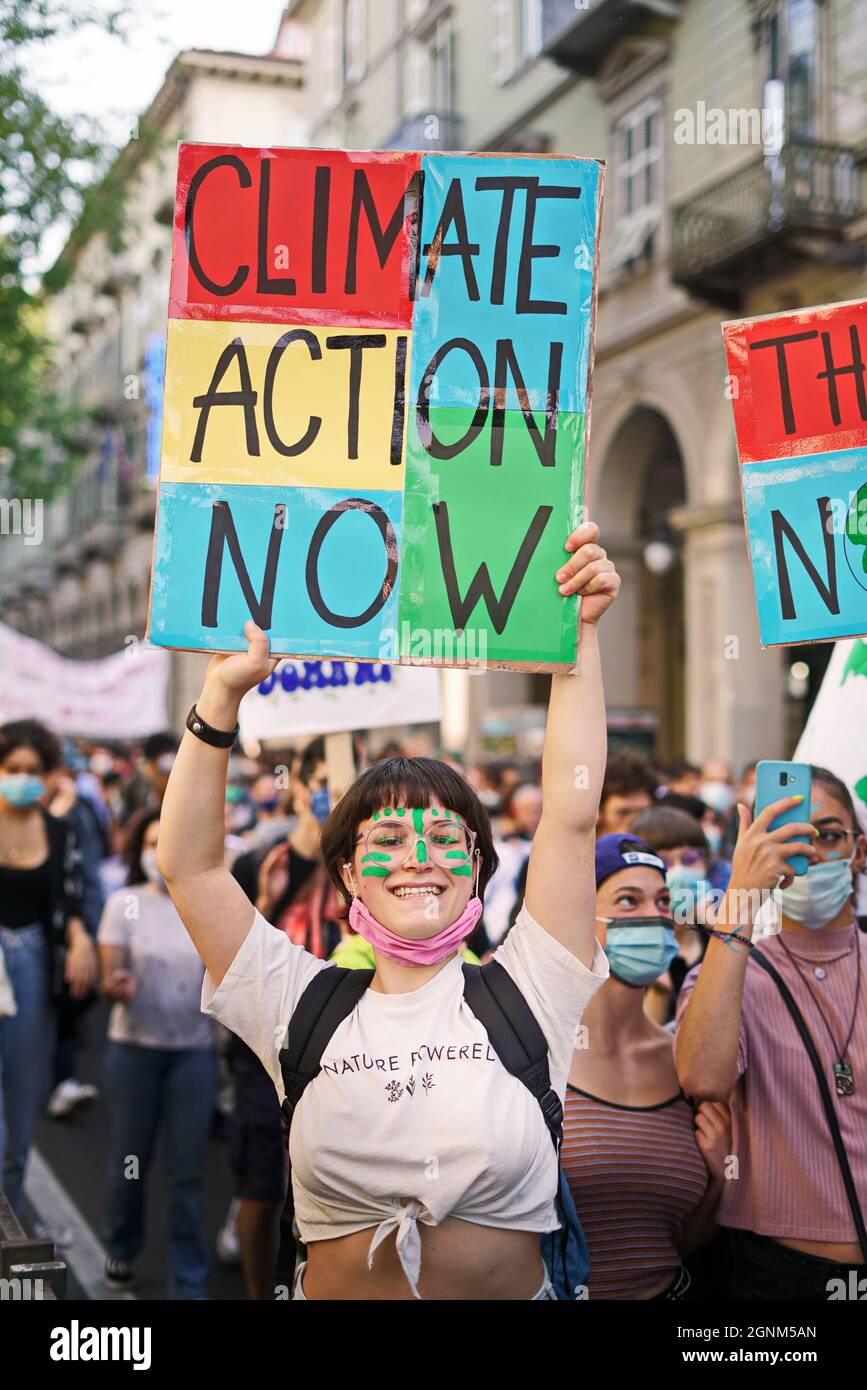 Movimento Venerdì per il futuro. Giovani manifestanti che tengono cartelli durante la marcia sciopero. Torino, Italia - Settembre 2021 Foto Stock