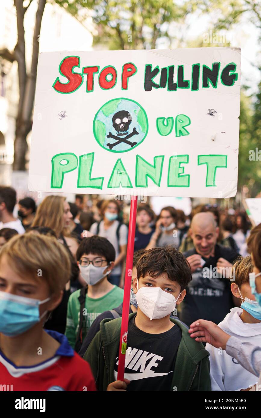 Movimento Venerdì per il futuro. Giovani manifestanti che tengono cartelli durante la marcia sciopero. Torino, Italia - Settembre 2021 Foto Stock