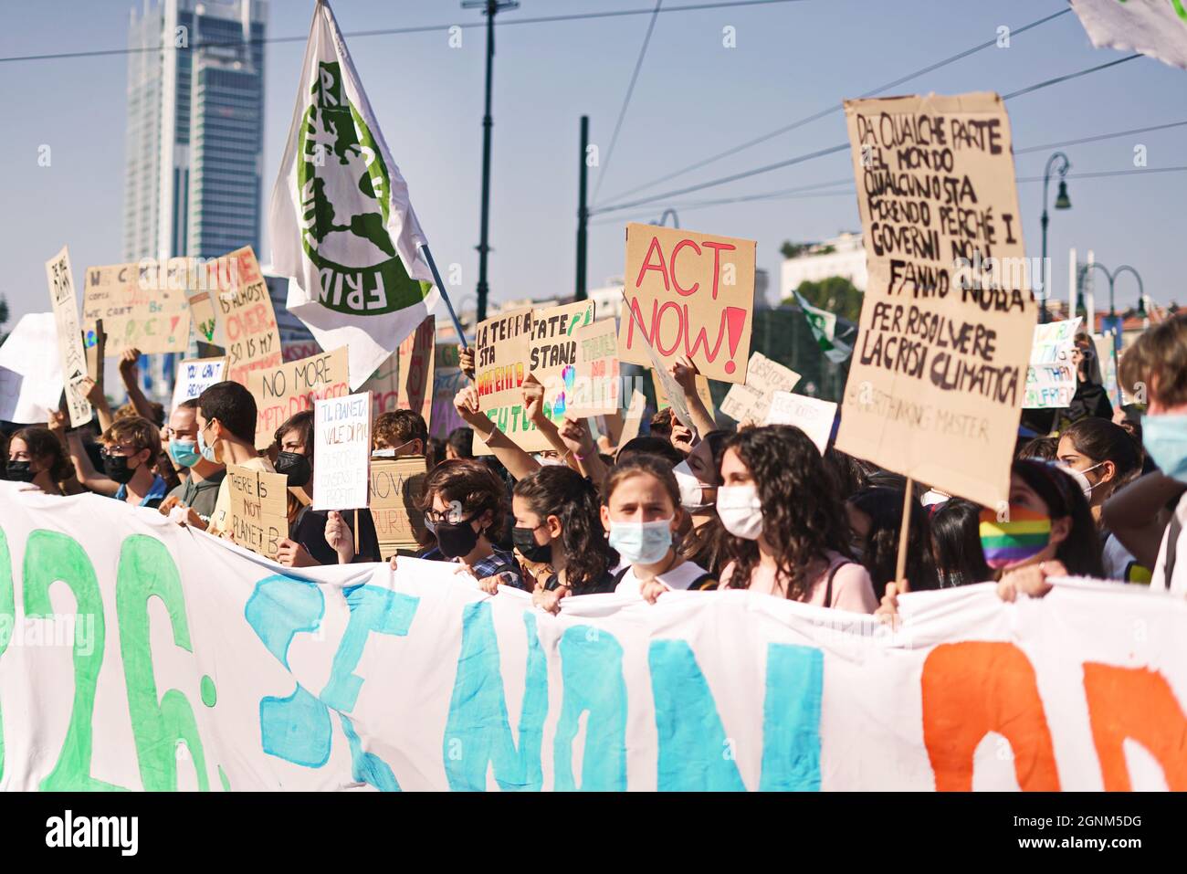 Movimento Venerdì per il futuro. Giovani manifestanti che tengono cartelli durante la marcia sciopero. Torino, Italia - Settembre 2021 Foto Stock