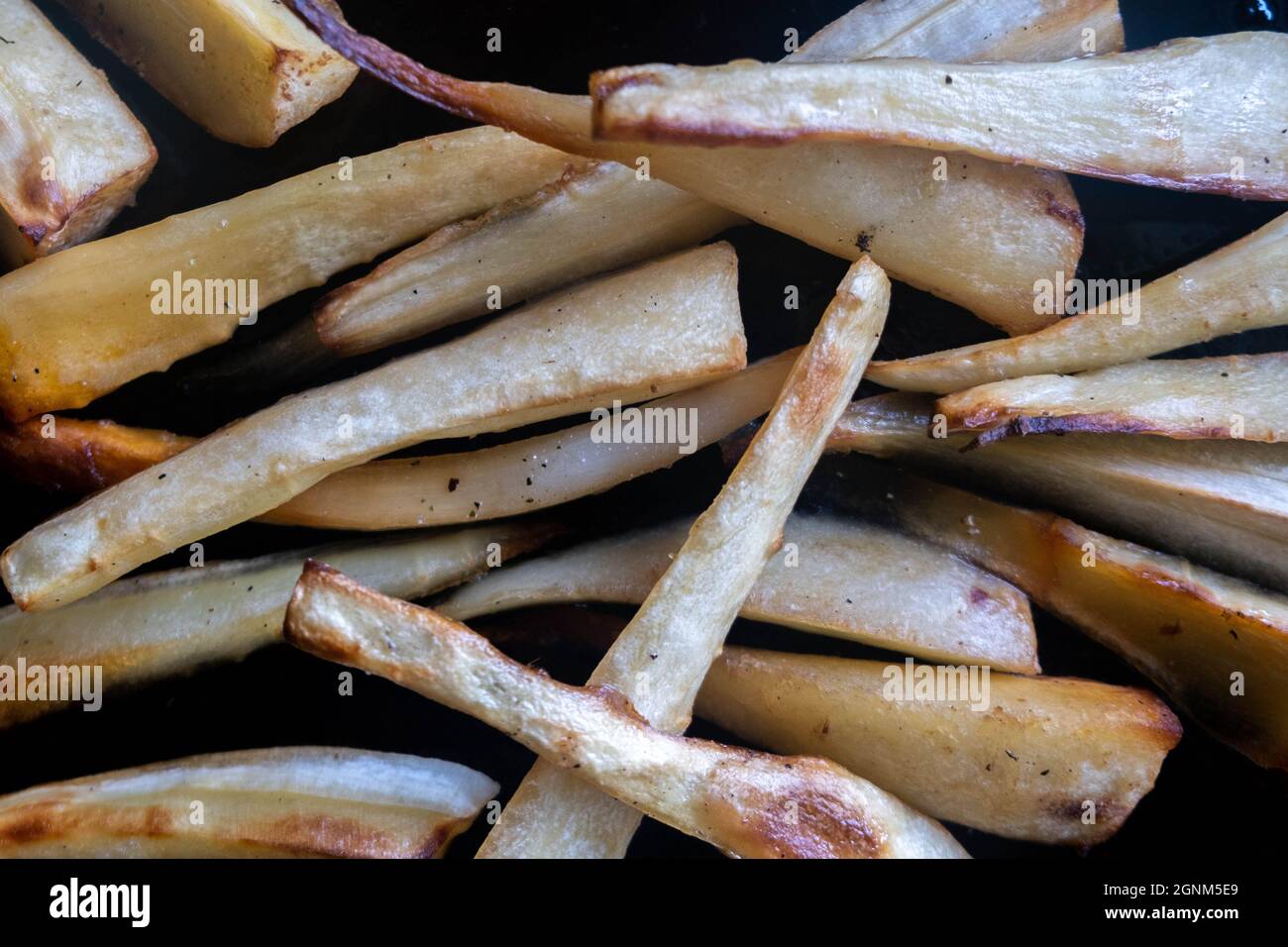 Vassoio da forno di pastinache arrosto fresche in casa senza persone Foto Stock