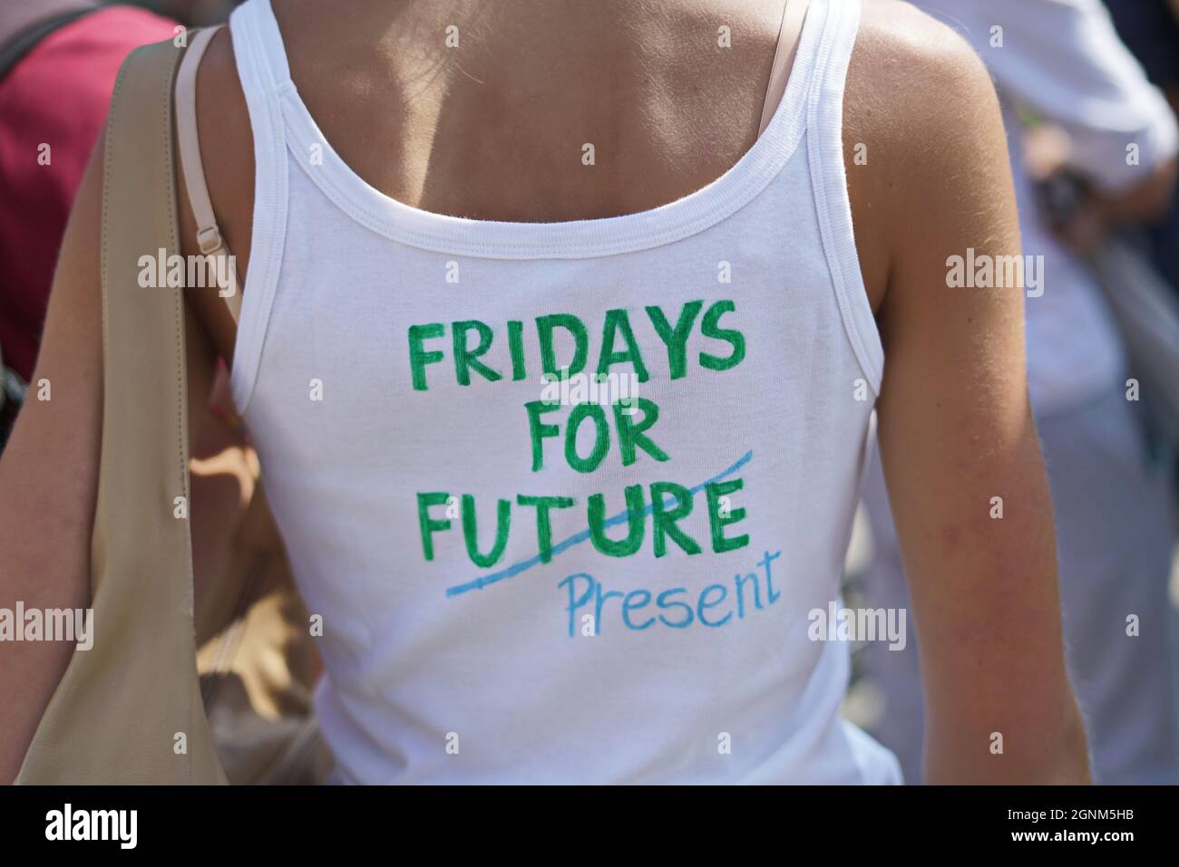 Movimento Venerdì per il futuro. Giovani manifestanti che tengono cartelli durante la marcia sciopero. Torino, Italia - Settembre 2021 Foto Stock