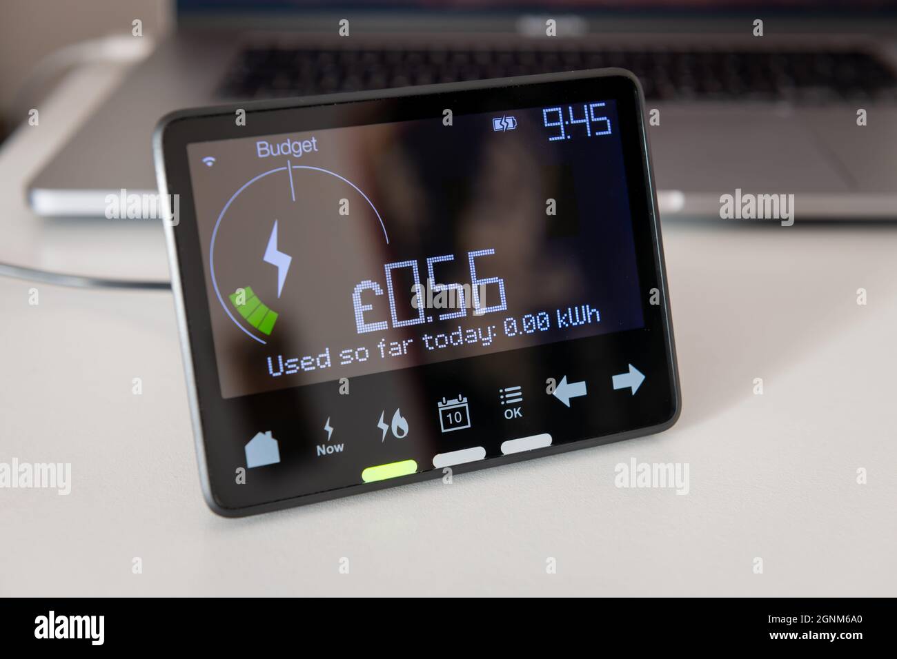 Londra. UK- 09.19.2021: Visualizzazione di un contatore elettrico intelligente con informazioni sui consumi e sui costi all'ora. Foto Stock